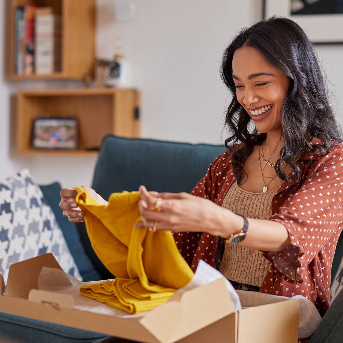 A customer opening at home the parcel shipped by the brand