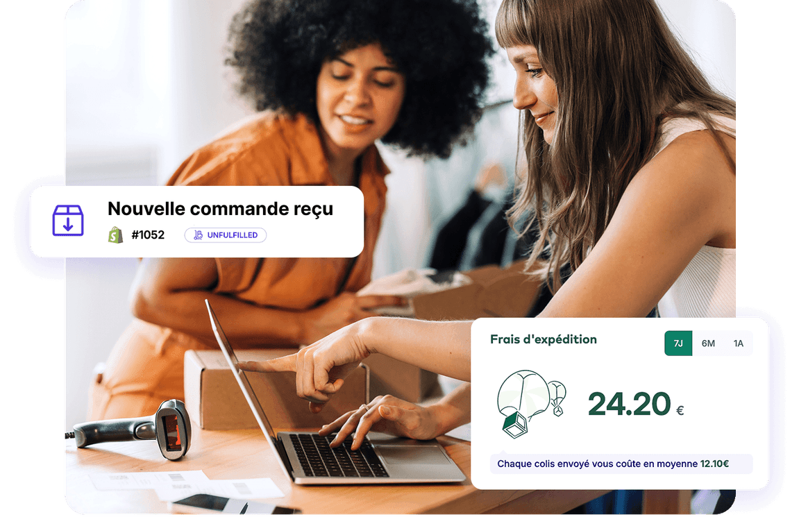 Deux personnes préparent des commandes devant un ordinateur portable, avec une alerte de nouvelle commande Shopify et le coût moyen par envoi affichés par ParcelRush