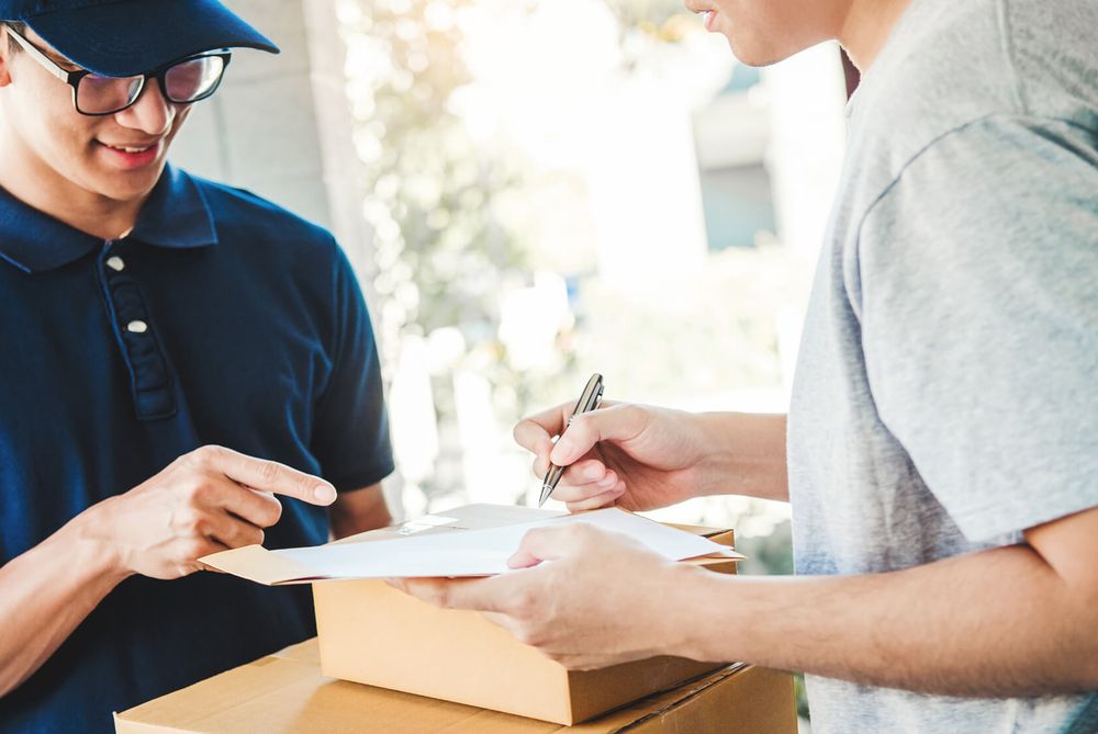 Colis préparés pour une expédition internationale sur un poste d'emballage